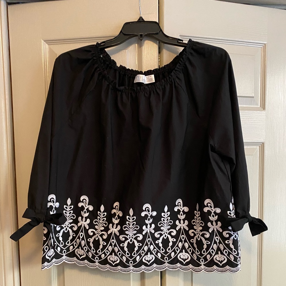 NWOT Time &Tru Black & White Embroidered Blouse